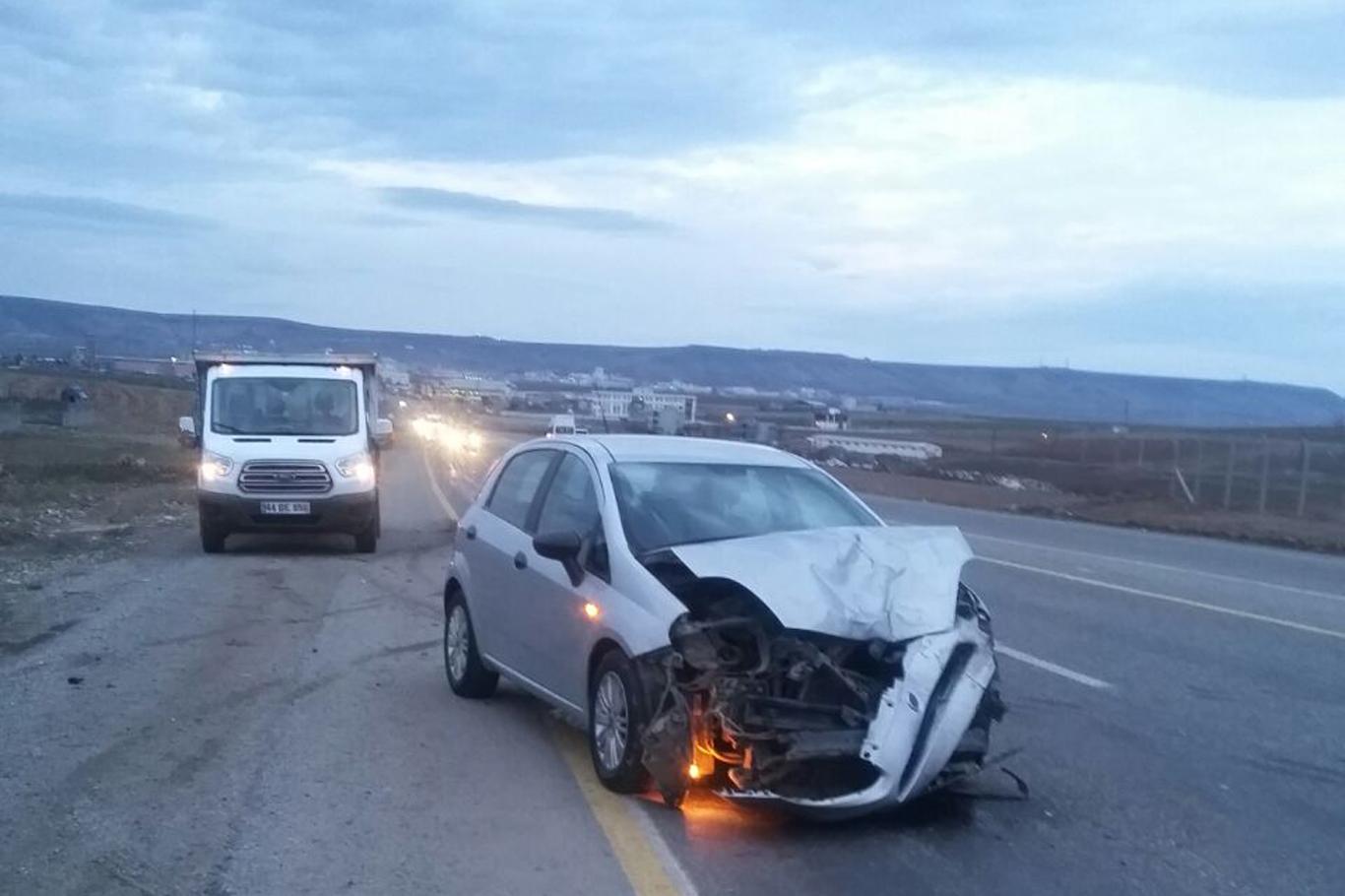 Otomobil minibüse çarptı: 1 yaralı